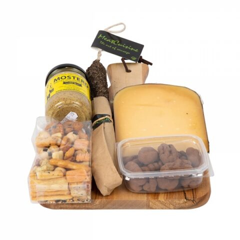 Cadeaupakket met kaas, worst en een houten plank